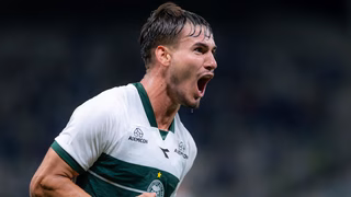 Uruguaio polivalente vira peça fundamental no Coritiba e recebe elogios de técnico