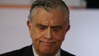 Qual a dívida que Petraglia está pagando para Valentim?