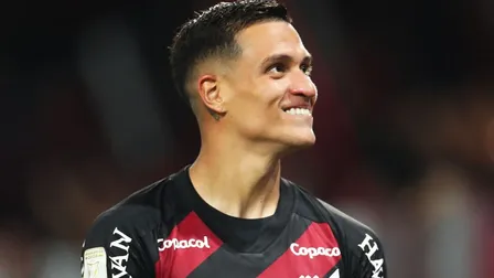 Volante do Athletico é convocado para a Copa; artilheiro do Brasileirão fica fora