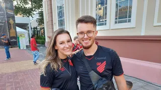 Casal interrompe ‘volta ao mundo’ para acompanhar o Athletico na final