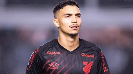 Arthur Dias volta da seleção ao Athletico com novo interessado no mercado
