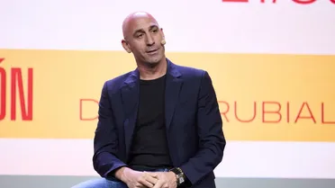 Fifa suspende Luis Rubiales por 90 dias enquanto investiga beijo forçado em Jenni Hermoso