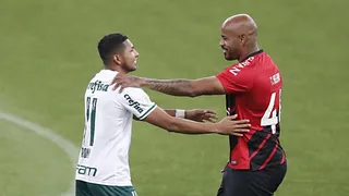 Títulos, cambalhotas, punição da Fifa: Athletico revê Rony em alta no Palmeiras