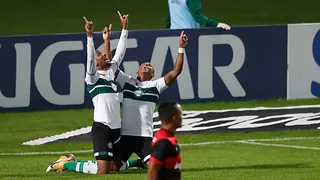 Waguininho marca, Coritiba bate o Vitória no Couto e entra no G4