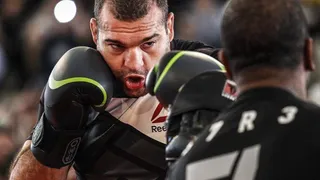 Estrela curitibana do UFC tem cabeça a prêmio em torneio de poker