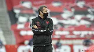Lazaroni defende aspirantes do Athletico após revés: “Dou minha cara a tapa”