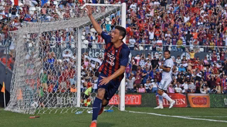 Adolescente de 14 anos faz história ao marcar gol em clássico no Paraguai