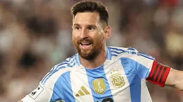 Messi é ovacionado e brilha em possível despedida da Argentina