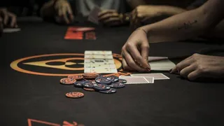 Os pontos positivos e o negativo do primeiro dia da casa de poker no Batel