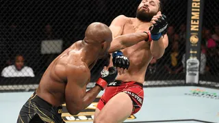 Kamaru Usman mantém cinturão do UFC com nocaute espetacular