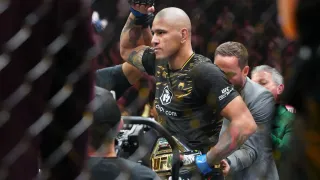 UFC 320: Poatan atropela Ankalaev em menos de dois minutos e retoma cinturão