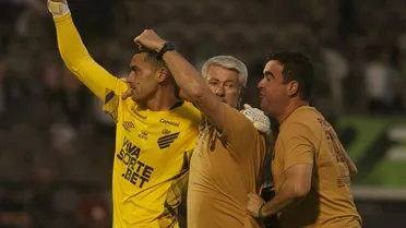 Athletico: Santos gera reação de Odair e torcida após falha grotesca