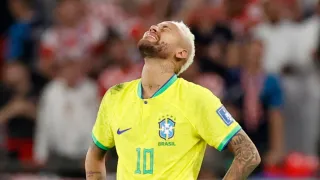 Neymar tem duas lesões na coxa direita e pode desfalcar a seleção, diz jornal