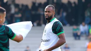Zagueiro do Coritiba quebra o braço em treino e passará por cirurgia