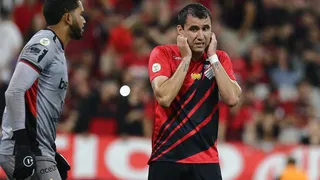 Com falhas da defesa, Athletico leva virada do Vitória e volta para a ZR
