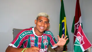 John Kennedy acerta a extensão de contrato com o Fluminense até o final de 2026