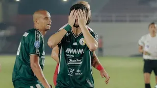 Ídolo do Athletico vive ostracismo em lanterna da Indonésia