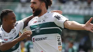 Vice-artilheiro do Brasileirão, Léo Gamalho ignora desconfiança e responde com números
