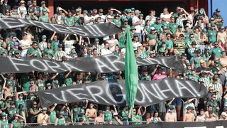 Torcida coxa-branca preocupada com tanta improvisação
