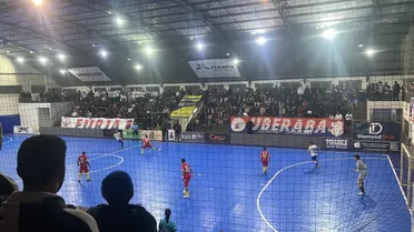 Após acabar com o futebol do Paraná, Rubão vira alvo de protestos no futsal
