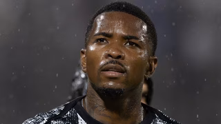 Alvo do Athletico, zagueiro fica perto de fechar com rival da Série A