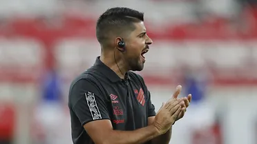 Herdeiro de lenda e “perfil Petraglia”; os trunfos de António Oliveira, novo técnico do Athletico