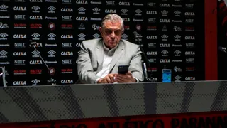 Petraglia dá ‘entrevista’ em grupo de WhatsApp; veja respostas
