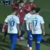 Futebol ou MMA? Jogador é nocauteado por adversário durante partida; veja o vídeo