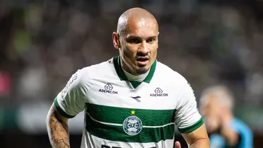 Coritiba negocia permanência de zagueiro para 2026
