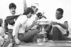 No caminhão de bombeiros com o caneco de 1985, ao lado do titular Rafael Cammarota. 