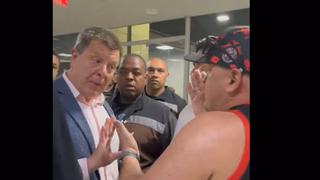 Torcedores do Athletico invadem área interna da Arena e discutem com dirigentes