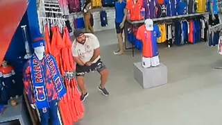 Homem é flagrado furtando loja do Paraná Clube; veja as imagens