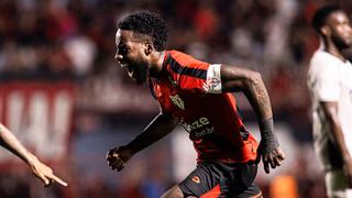 Athletico desmorona em jogo com expulsões na Série B