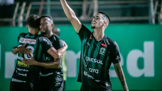 Mesmo com um a menos, Maringá vira o jogo contra o Confiança e cola no topo da Série C