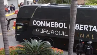 Com festa, torcedores recepcionam delegação do Athletico na chegada a Guayaquil