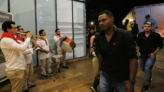 Após viagem desgastante e ao som de música local, Athletico chega a Ibagué