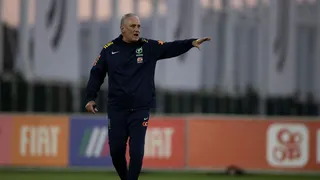 Tite usa monitor para orientar jogadores da seleção brasileira