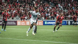 Alef Manga se recupera de últimas atuações e vira destaque do Coritiba na Arena