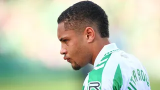 Após expulsão, situação de Vitor Roque no Betis fica crítica; jornal cita clube brasileiro