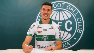 Com multa milionária, Coxa renova contrato de zagueiro campeão sul-americano