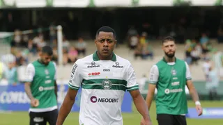 Coritiba não renova contrato e lateral-esquerdo se despede do clube