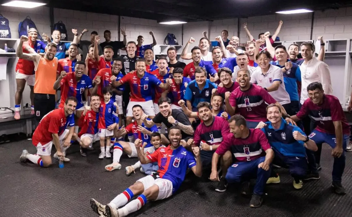 Jogadores do Paraná Clube comemoram vitória sobre o Patriotas na Segundona do Paranaense
