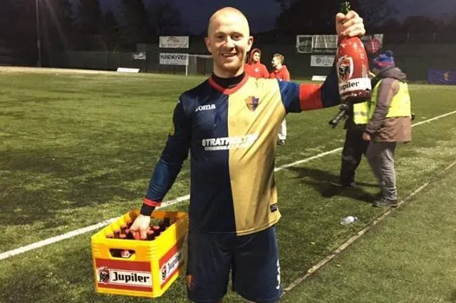 Barry Russel, jogador do Kilbride, celebra recorde com sua cerveja. Foto: Reprodução/Facebook