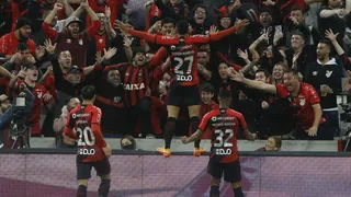 Tá em choque? Em estreia, Vitor Roque faz gol 100 do Athletico na Libertadores
