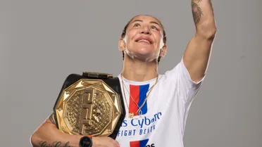 Cris Cyborg domina rival, finaliza e segue campeã absoluta na PFL
