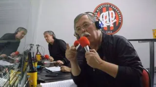 Após derrota para o São Paulo, narrador da rádio oficial do Atlético perde o rumo