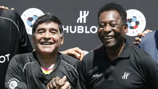 Pelé lamenta morte de Maradona: “Espero que possamos jogar juntos no céu”