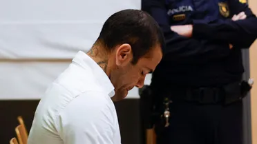 Daniel Alves é condenado a 4 anos e meio por estupro pela Justiça da Espanha