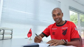 Fernandinho explica renovação com o Athletico e projeta ano do centenário