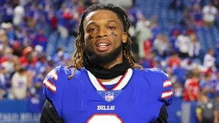 Jogador da NFL tem parada cardíaca em campo após choque e está em estado crítico